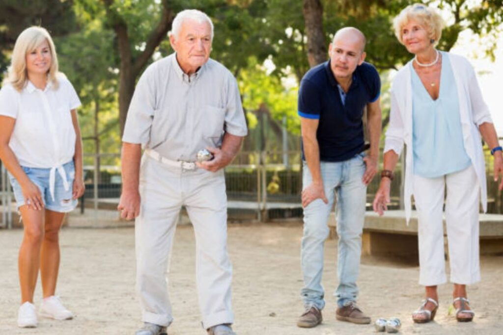 groupe sexagénaires jouant à la pétanque
